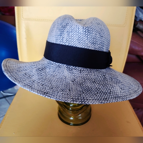 Helene Berman London Hat - Picture 8 of 8